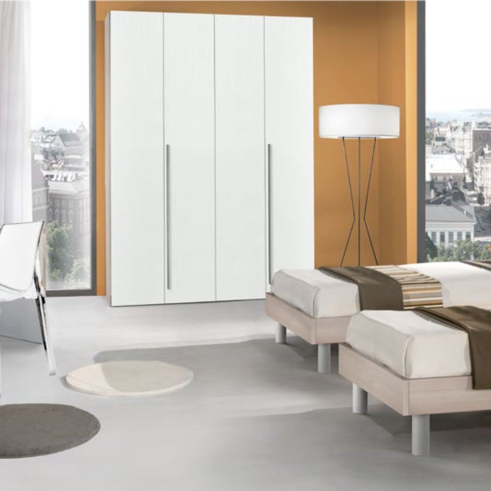 Armadio Urano 4 ante battenti bianco larice con maniglia in alluminio Armadio Urano 4 ante battenti bianco larice con maniglia in alluminio
