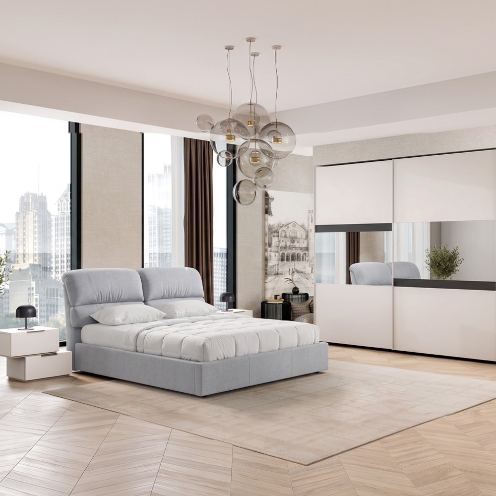 Camera Milva con letto contenitore Sofaback grigio chiaro e armadio scorrevole 2 ante specchiate in cashmere e antracite Camera Milva con letto contenitore Sofaback grigio chiaro e armadio scorrevole 2 ante specchiate in cashmere e antracite