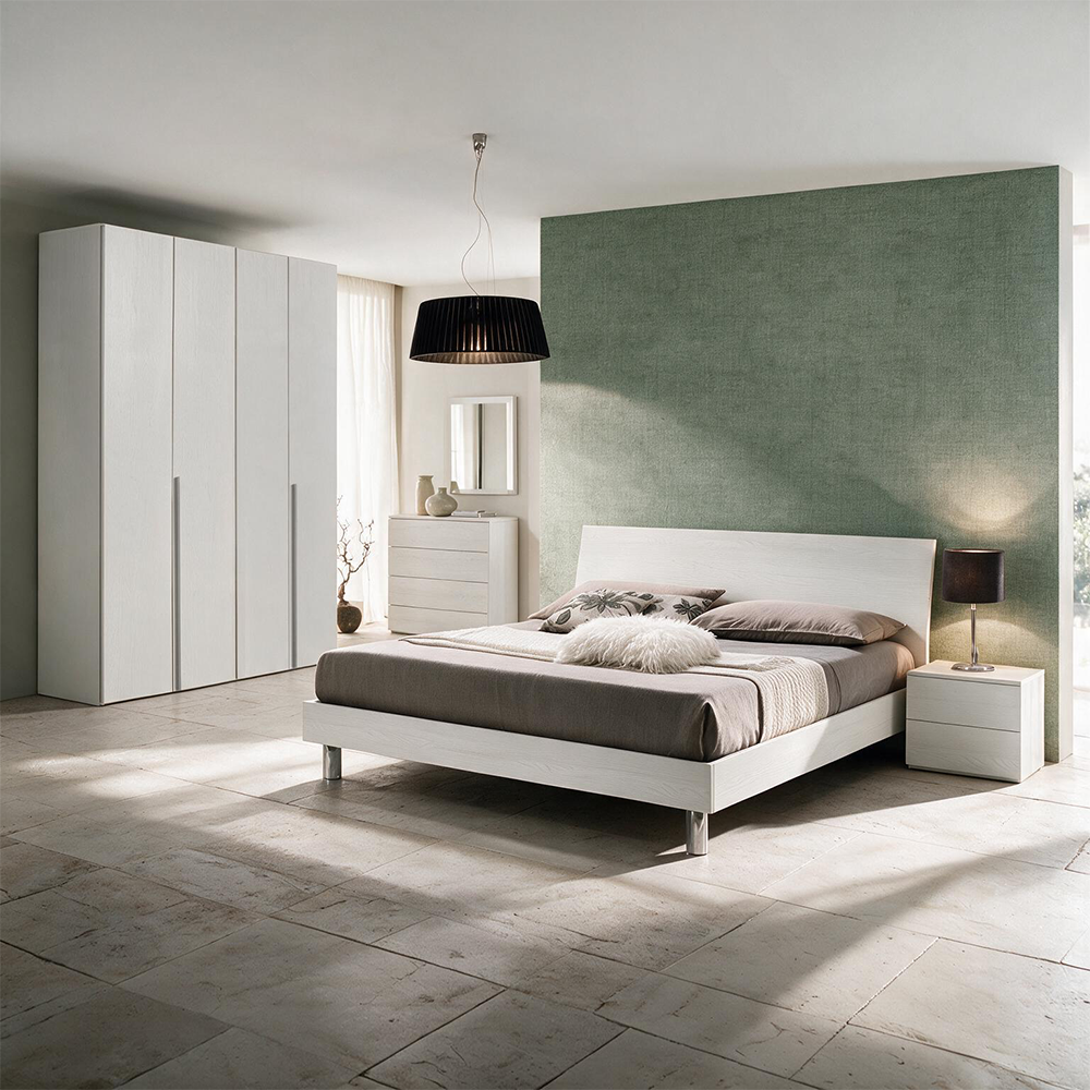 Camera Urano con armadio 4 ante battenti e letto in legno colore bianco larice Camera Urano con armadio 4 ante battenti e letto in legno colore bianco larice