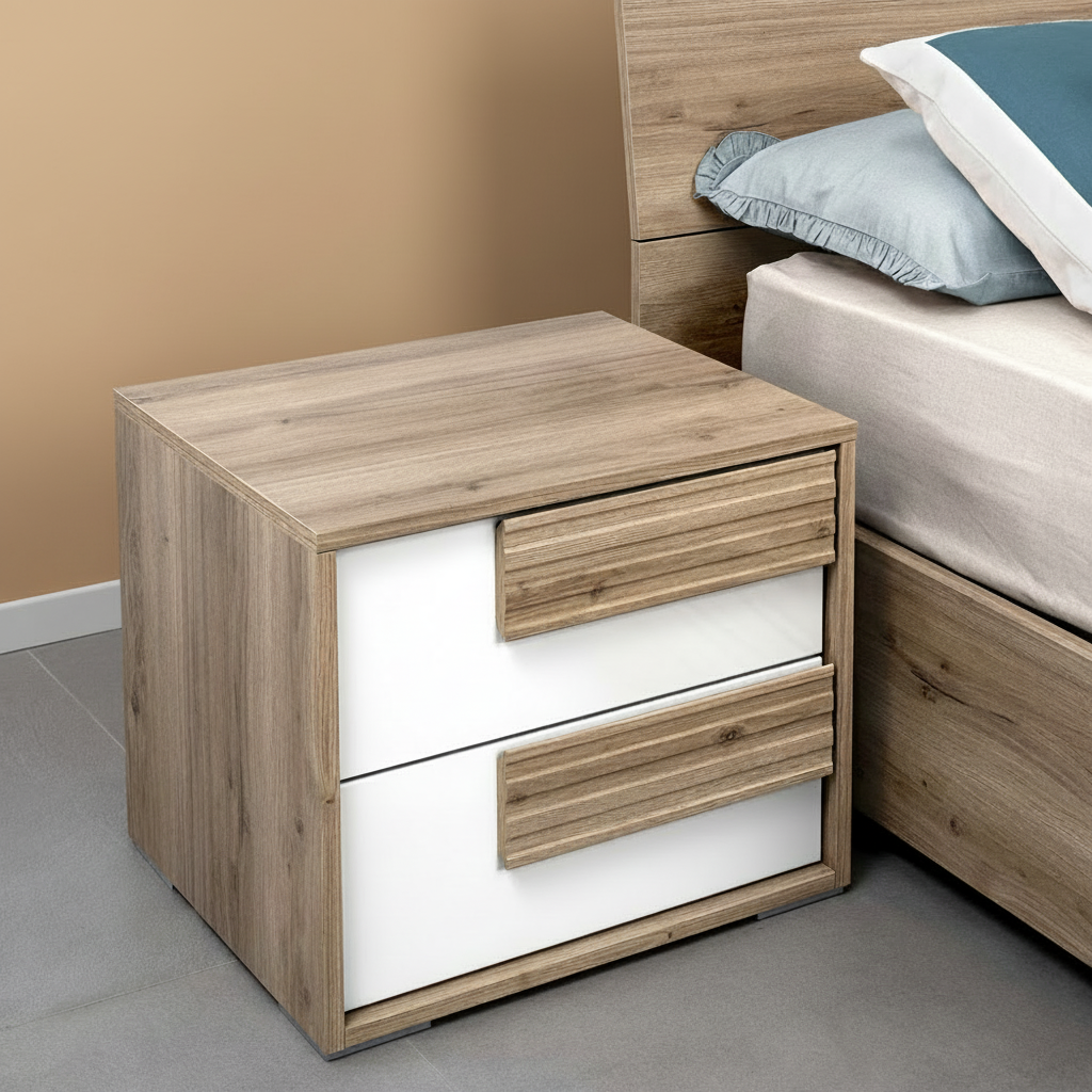 Comodino Selva 2 cassetti con maniglie con righe orizzontali in rovere caramello e frontali bianco lucido Comodino Selva 2 cassetti con maniglie con righe orizzontali in rovere caramello e frontali bianco lucido
