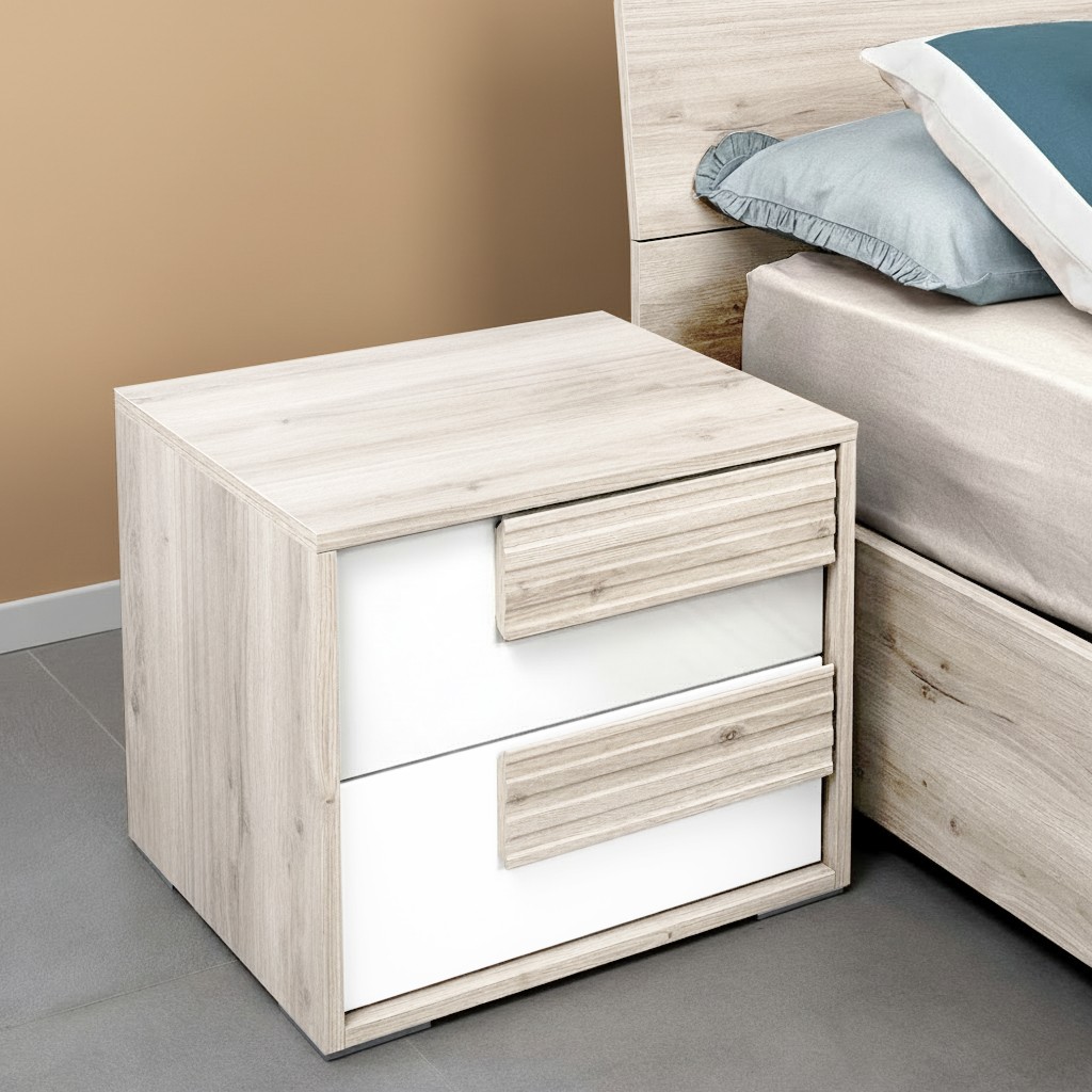 Comodino Selva 2 cassetti con maniglie con righe orizzontali in rovere sbiancato e frontali bianco lucido Comodino Selva 2 cassetti con maniglie con righe orizzontali in rovere sbiancato e frontali bianco lucido