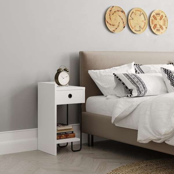 Comodino Sirius bianco con cassetto e gamba in metallo nero sinistro Comodino Sirius bianco con cassetto e gamba in metallo nero sinistro
