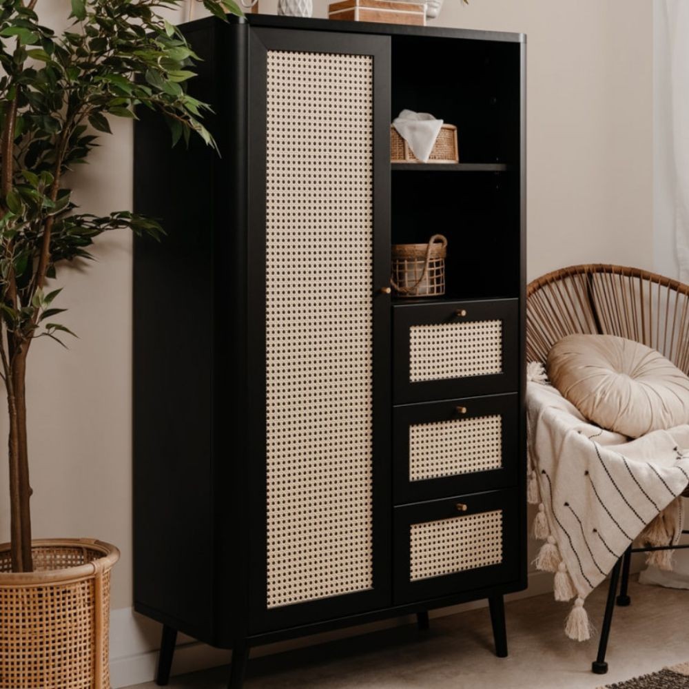 Credenza KUTA53 nera 3 cassetti e anta effetto rafia Credenza KUTA53 nera 3 cassetti e anta effetto rafia