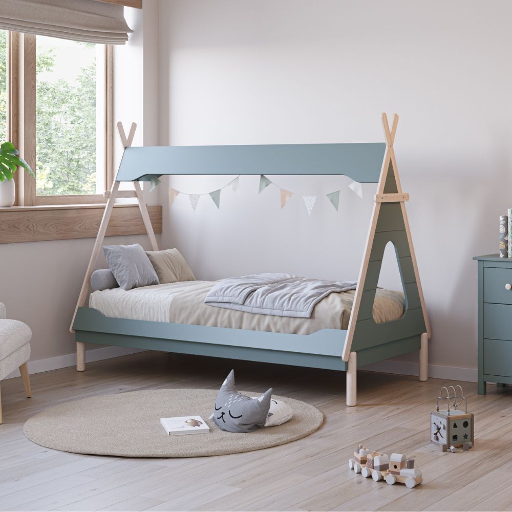 Letto a capanna Nora in legno massiccio colore verde petrolio e bianco Letto a capanna Nora in legno massiccio colore verde petrolio e bianco