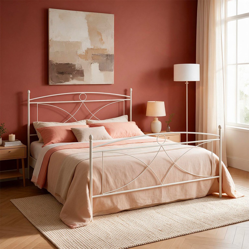 Letto in ferro matrimoniale Alice con testiera con dettagli decorativi geometrici in bianco opaco Letto in ferro matrimoniale Alice con testiera con dettagli decorativi geometrici in bianco opaco