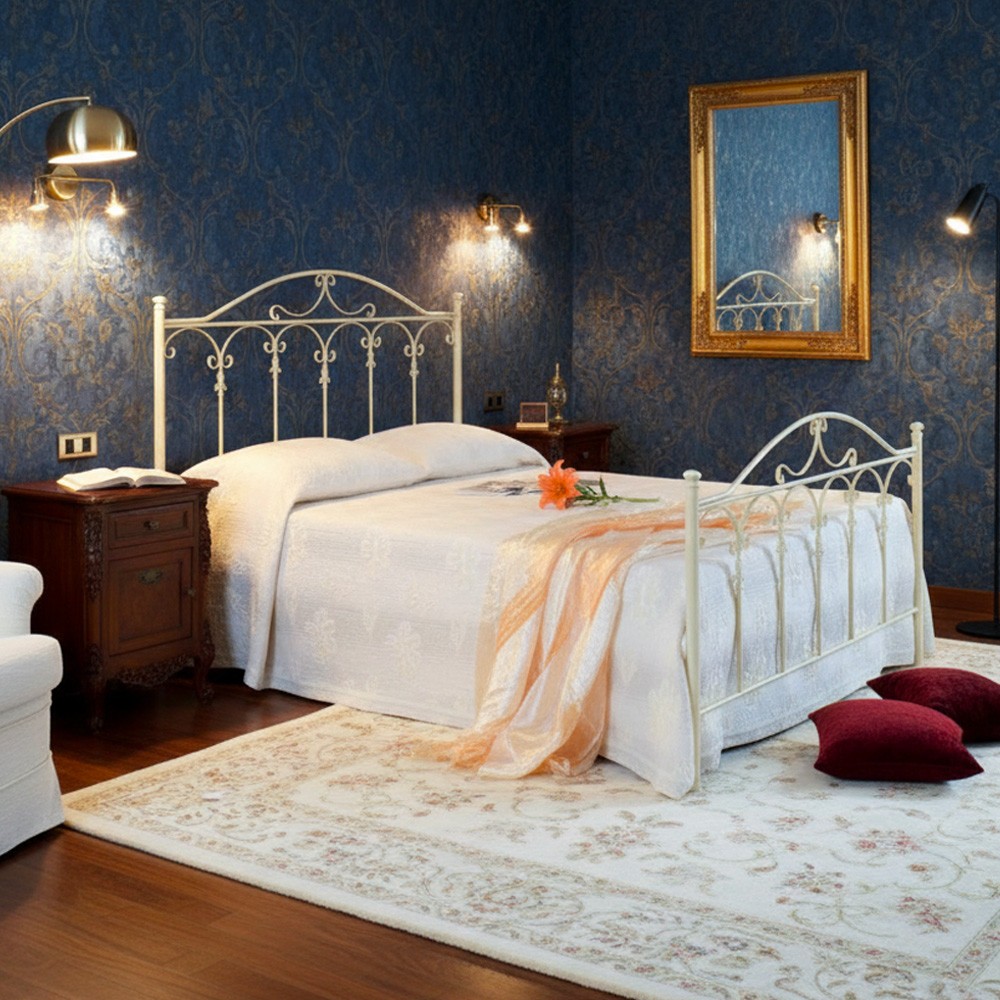 Letto in ferro matrimoniale Incanto con testiera con dettagli decorativi in bianco opaco Letto in ferro matrimoniale Incanto con testiera con dettagli decorativi in bianco opaco