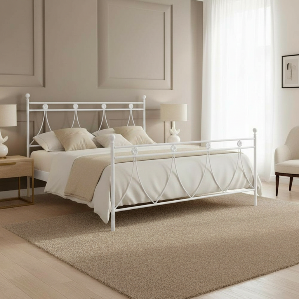Letto in ferro matrimoniale Melissa con decori floreali in bianco opaco Letto in ferro matrimoniale Melissa con decori floreali in bianco opaco