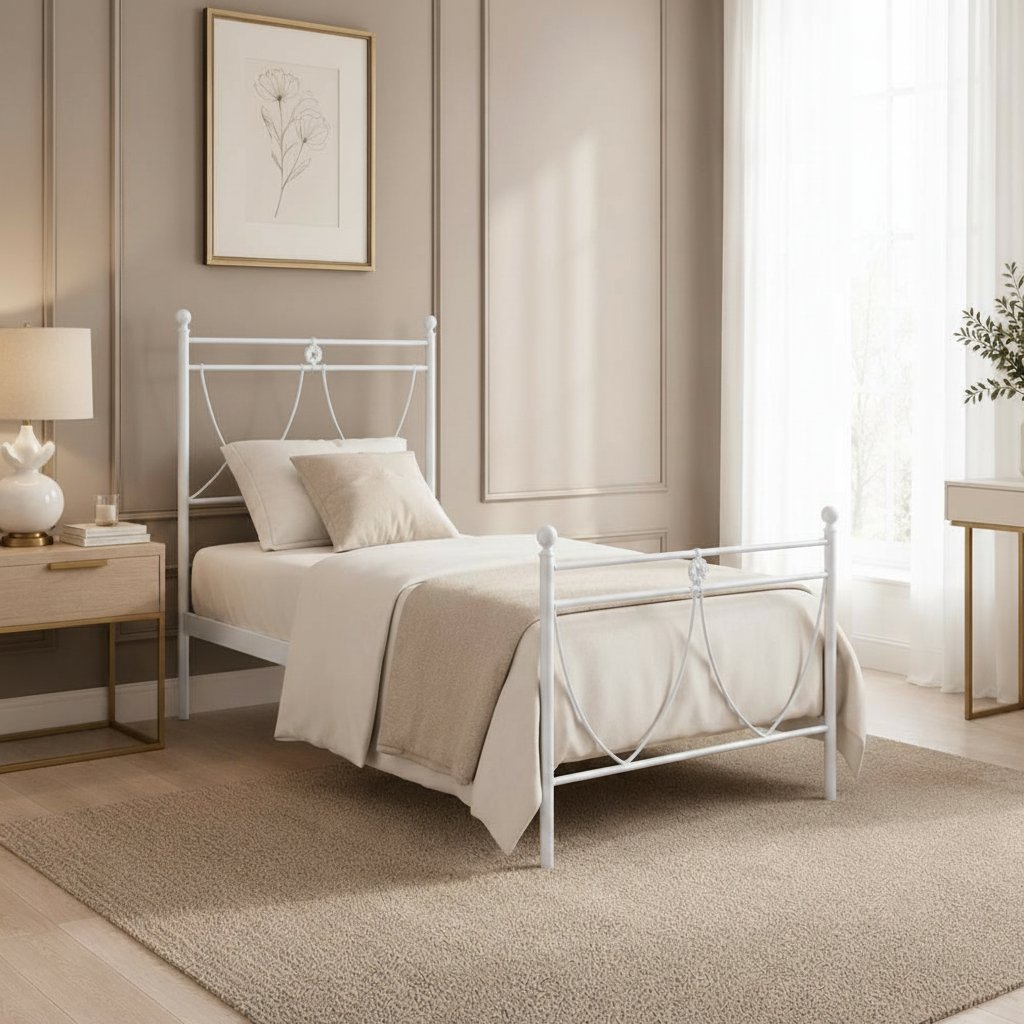 Letto in ferro singolo Melissa con decori floreali in bianco opaco Letto in ferro singolo Melissa con decori floreali in bianco opaco