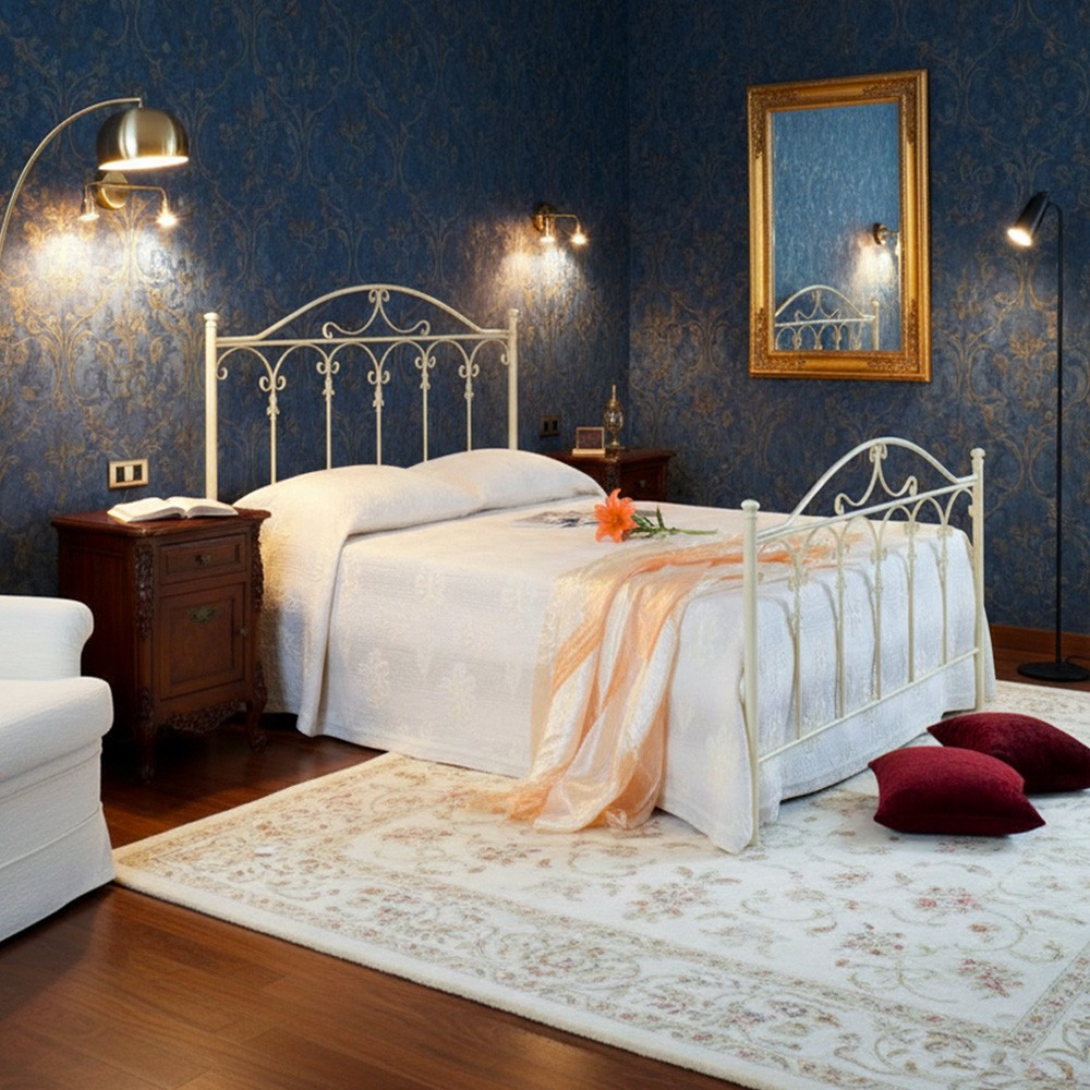 Letto in ferro una piazza e mezza Incanto con testiera con dettagli decorativi in bianco opaco Letto in ferro una piazza e mezza Incanto con testiera con dettagli decorativi in bianco opaco