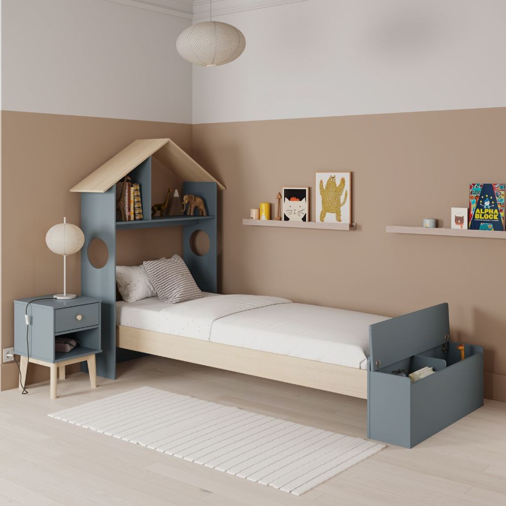 Letto singolo Odessa con testiera casetta e pediera contenitore in legno massiccio colore verde cachi e pino Letto singolo Odessa con testiera casetta e pediera contenitore in legno massiccio colore verde cachi e pino
