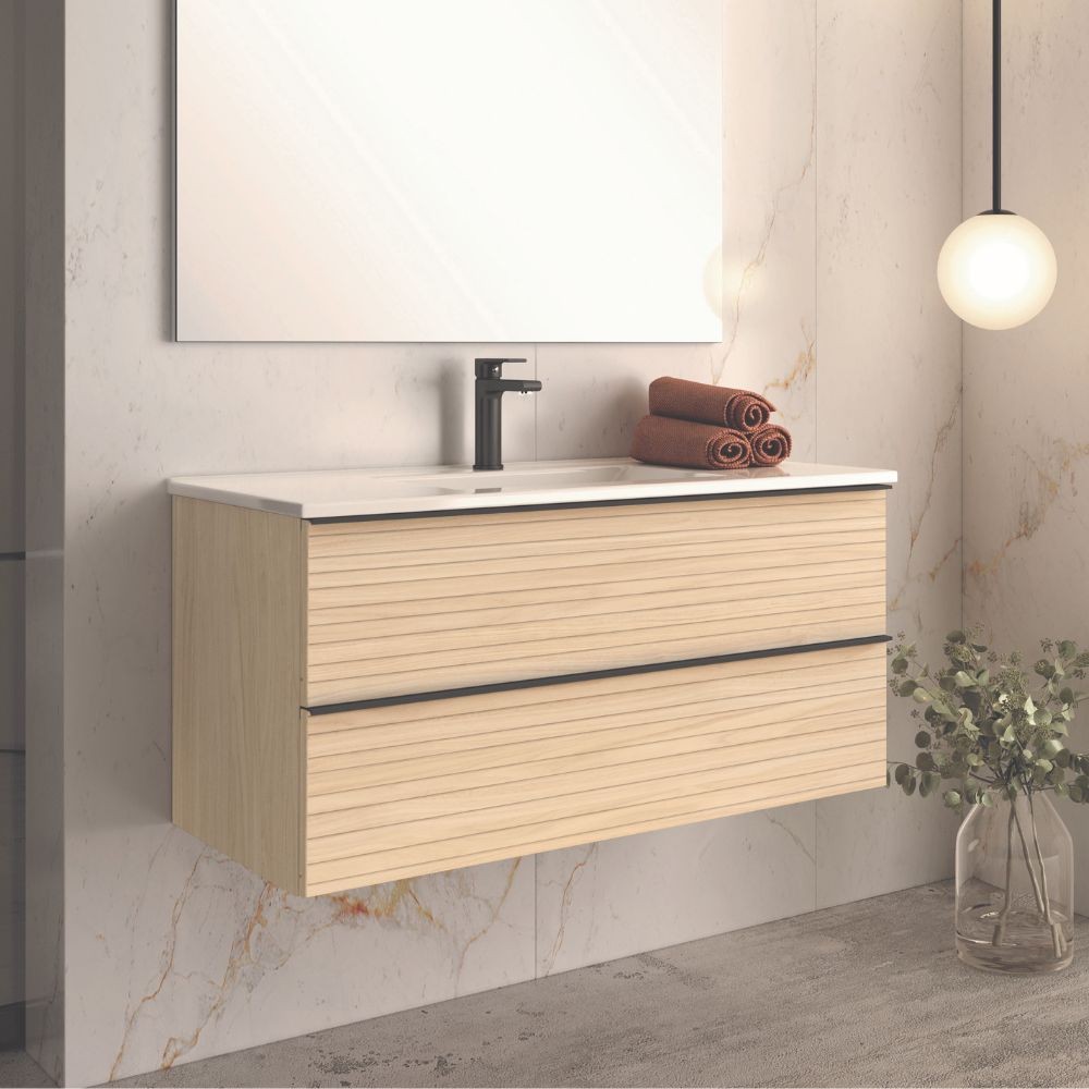Mobile bagno sospeso Senda con 2 cassettoni colore rovere chiaro effetto cannettato e maniglie nere 100x45.5x48 cm. Mobile bagno sospeso Senda con 2 cassettoni colore rovere chiaro effetto cannettato e maniglie nere 100x45.5x48 cm.