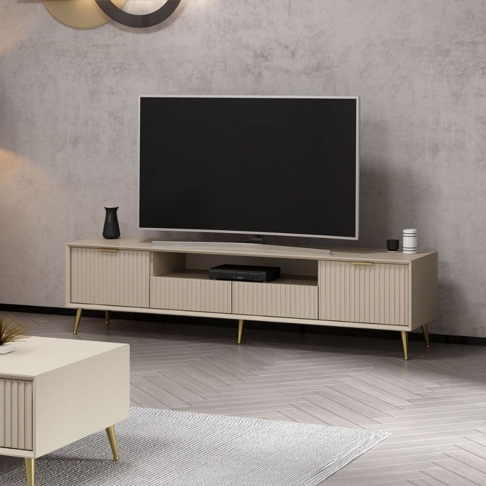 Porta tv Kale con 4 ante effetto cannettato e nicchia a giorno colore cashmere con maniglie e piedini oro