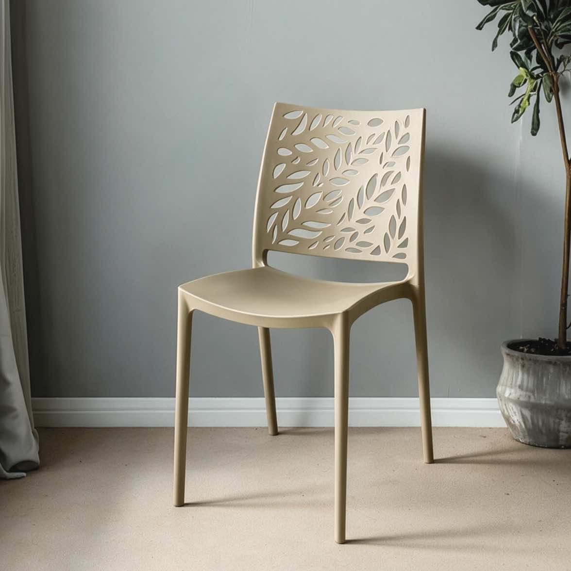 Sedia in polipropilene Luma con schienale con dettaglio con foglie taupe set 4 pezzi Sedia in polipropilene Luma con schienale con dettaglio con foglie taupe set 4 pezzi