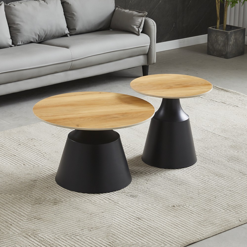 Set due tavolini da salotto rotondi Dual con piano rovere e struttura in metallo nero Set due tavolini da salotto rotondi Dual con piano rovere e struttura in metallo nero