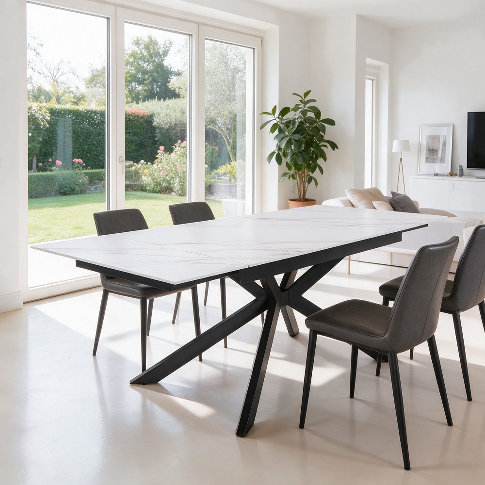 Tavolo allungabile Roxane con piano in ceramica effetto marmo bianco lampaski lucido con gambe nere Tavolo allungabile Roxane con piano in ceramica effetto marmo bianco lampaski lucido con gambe nere