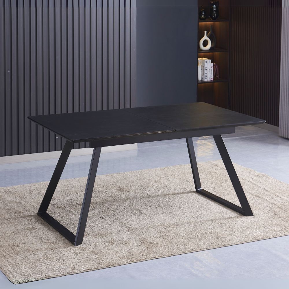 Tavolo allungabile Shelton con piano impiallacciato legno massiccio tinto nero e gambe in metallo nero Tavolo allungabile Shelton con piano impiallacciato legno massiccio tinto nero e gambe in metallo nero
