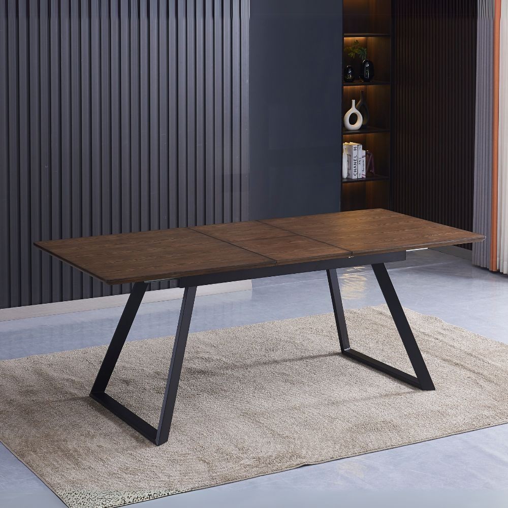 Tavolo allungabile Shelton con piano impiallacciato legno massiccio tinto noce e gambe in metallo nero Tavolo allungabile Shelton con piano impiallacciato legno massiccio tinto noce e gambe in metallo nero