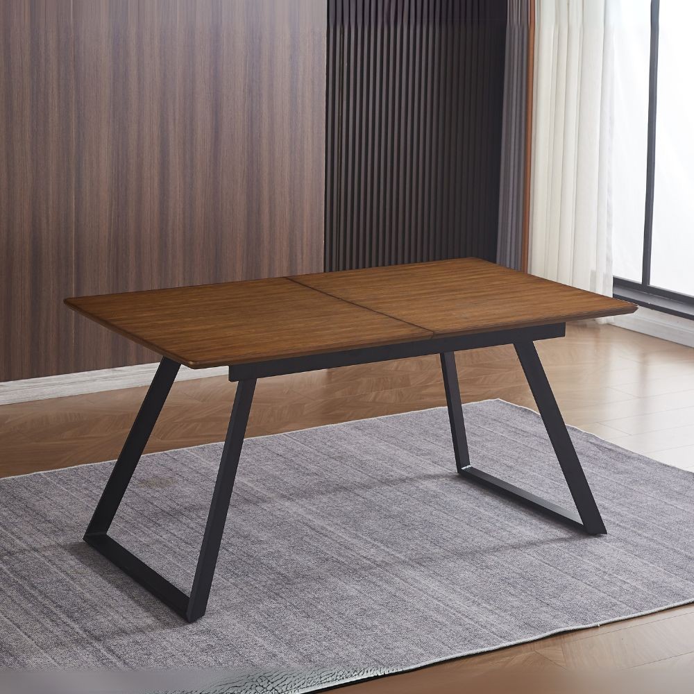 Tavolo allungabile Shelton con piano impiallacciato legno massiccio tinto rovere scuro e gambe in metallo nero Tavolo allungabile Shelton con piano impiallacciato legno massiccio tinto rovere scuro e gambe in metallo nero
