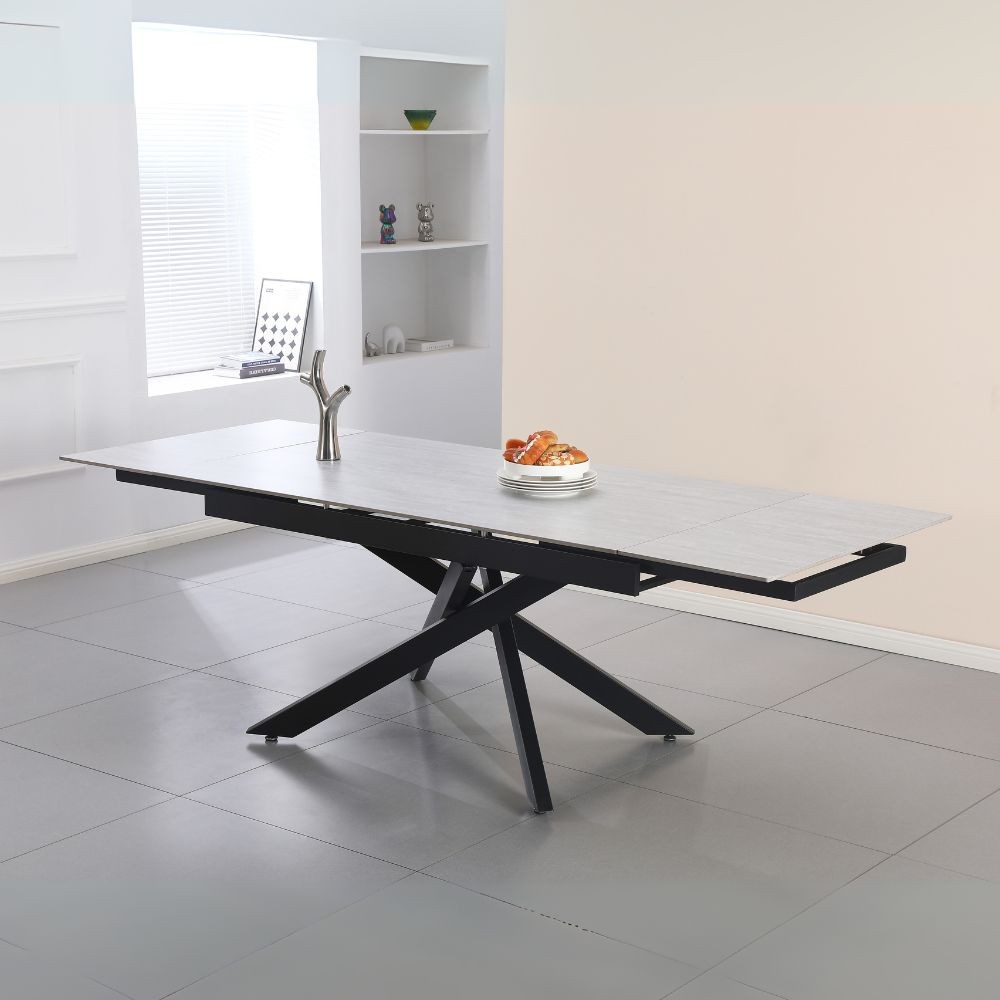 Tavolo allungabile Trivia con piano in ceramica effetto larice e gambe in metallo nero Tavolo allungabile Trivia con piano in ceramica effetto larice e gambe in metallo nero