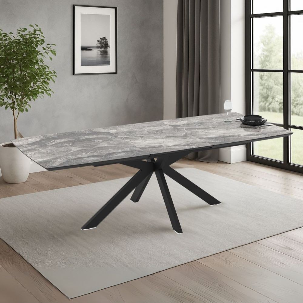 Tavolo allungabile Verano con piano colore marmo arabesque nero e gambe nere Tavolo allungabile Verano con piano colore marmo arabesque nero e gambe nere
