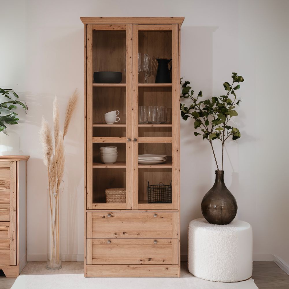 Vetrina Timber 52A con 2 ante e 2 cassetti colore rovere anticato Vetrina Timber 52A con 2 ante e 2 cassetti colore rovere anticato